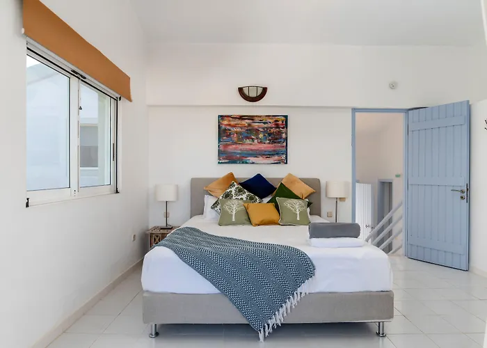 מלון Costa Avithos 4*